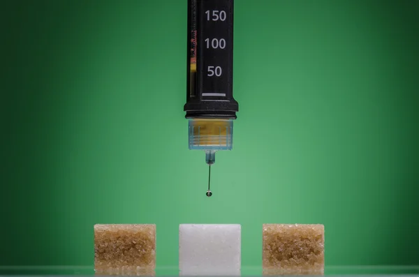 Insulin pen and sugar cubes — Stock Photo, Image