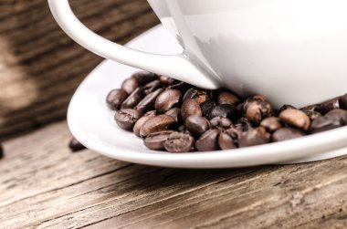 Kahve fincanı ve kahve çekirdeği.