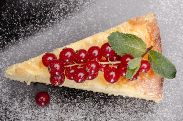 Pudding-Käse und rote Johannisbeeren — Stockfoto