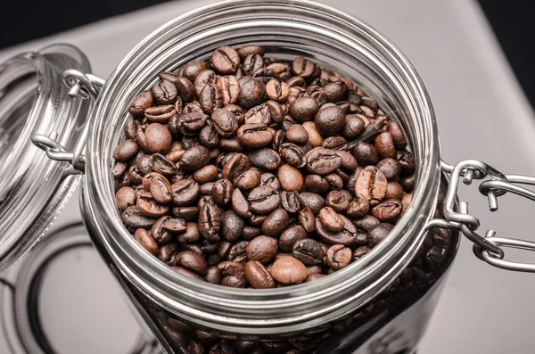 Frasco com grãos de café — Fotografia de Stock