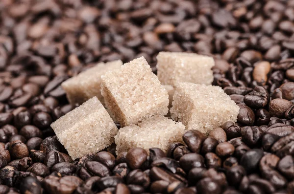 Azúcar morena y granos de café — Foto de Stock