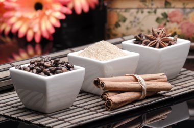 esmer şeker, kahve çekirdekleri, anason ve tarçın