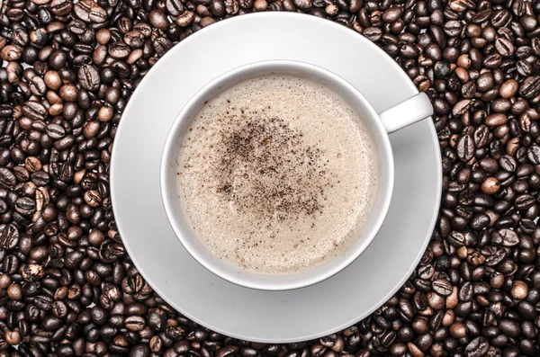 Tasse Kaffee und Kaffeebohnen — Stockfoto