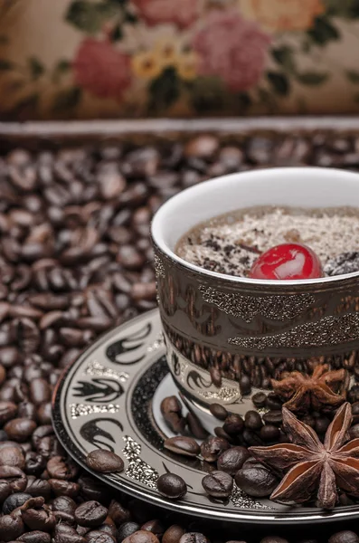 Tasse Kaffee mit Kirsche und Kaffeebohnen — Stockfoto