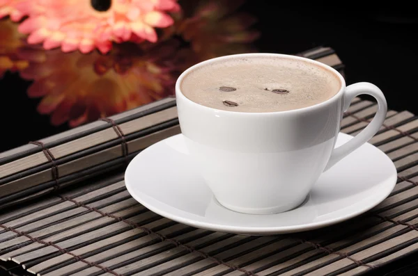 Cup of coffee on wooden surface — Stock Photo, Image