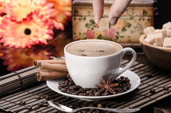 Azúcar morena en una taza de café con anís y canela — Foto de Stock