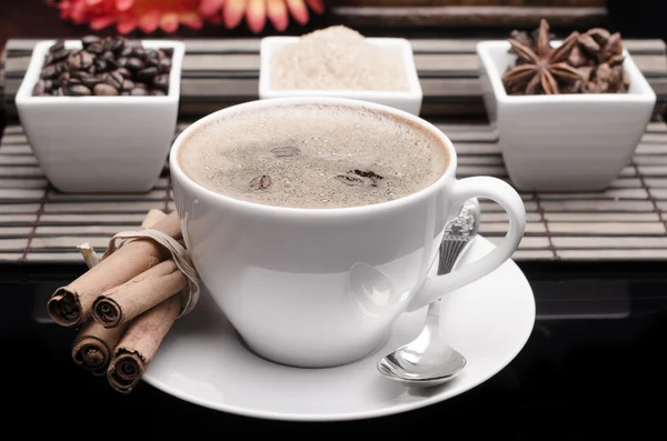 Tazza di caffè, spezie e chicchi di caffè — Foto Stock