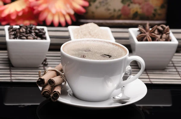 Taza de café, especias y granos de café —  Fotos de Stock