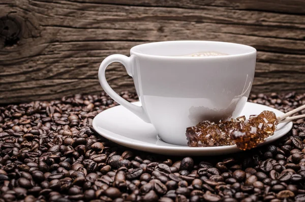 Tasse Kaffee und Kaffeebohnen — Stockfoto