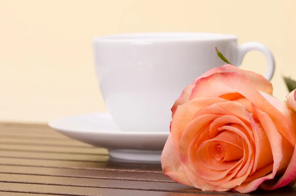 Cup of coffee and orange rose — Stock Photo, Image
