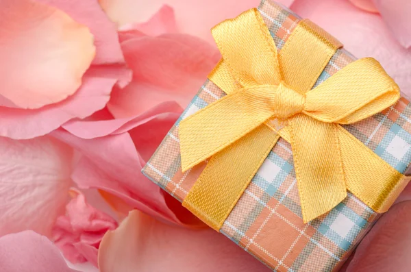 선물 상자와 장미 꽃잎 — 스톡 사진