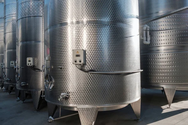 배경을 생산을 처리하고 발효시키는 스테인리스 현대식 포도주 — 스톡 사진