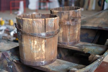 Ahşap yapı üzerine eski ahşap kovalar, seçici odak