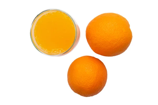 Horní Pohled Zralé Pomeranče Sklenici Čerstvě Vymačkaného Pomerančového Džusu Bílém — Stock fotografie
