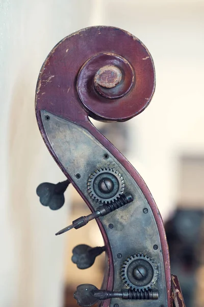在模糊的背景下俯瞰旧小提琴的细节 — 图库照片