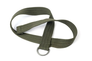 Beyaz arkaplanda tekstil haki renkli kemer izole edildi