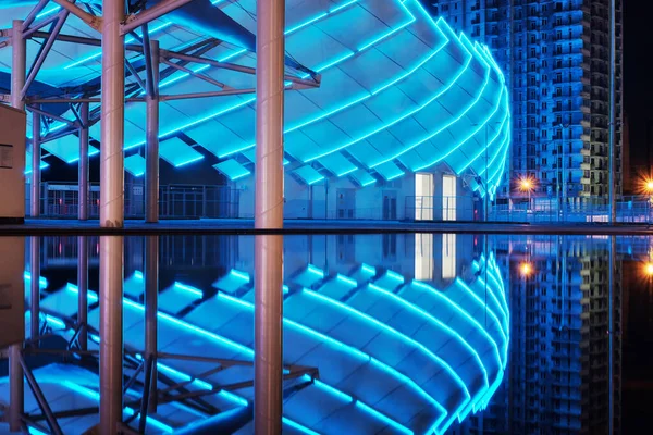 Vista Nocturna Construcción Moderna Iluminada Del Edificio Reflejándose Una Superficie — Foto de Stock