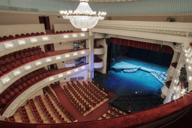 Batumi, Georgia, 5 Nisan 2021, Batum Tiyatrosu. Koridorun içinde kırmızı sandalyeler ve tiyatroda sahne.