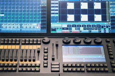 Profesyonel bir sahne aydınlatma kontrol konsolunun ayrıntıları