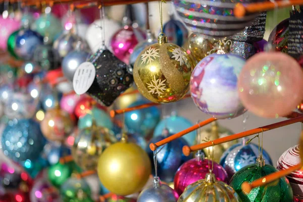 Verschiedene Bunte Weihnachtskugeln Stand Selektiver Fokus — Stockfoto