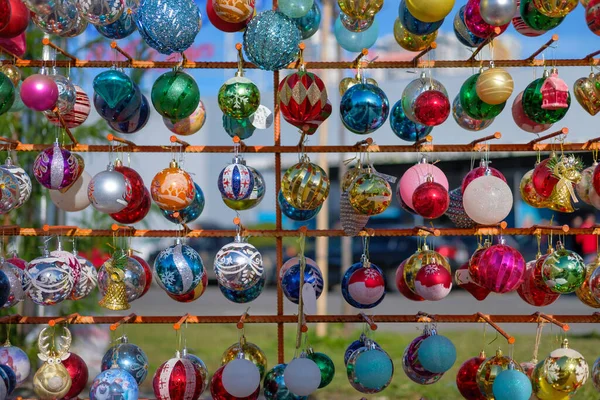 Différentes Boules Noël Colorées Sur Stand Sur Fond Flou — Photo