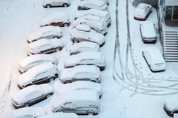 一排被雪覆盖的停着的车 俯瞰着 — 图库照片
