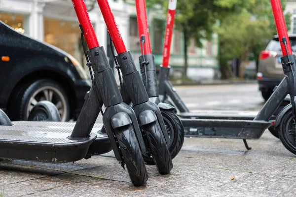 Scooters Électriques Rouges Couverts Gouttes Pluie Dans Rue Mise Point — Photo