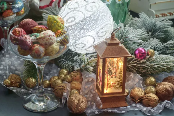 休日のクリスマスの装飾はまだカラフルなクルミ 選択的な焦点で生活 — ストック写真