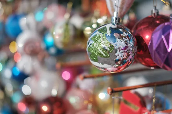 ぼやけた泡の背景を持つ様々なカラフルなクリスマスボール 選択的な焦点 — ストック写真