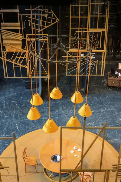 Sahnede gerekli olan sarı metal yapıların dekorasyonları.