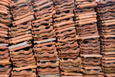 Kullanılmış kırmızı seramik çatı kiremitleri yığını