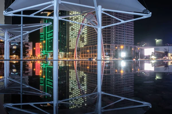 Vista Cidade Noturna Iluminada Colorida Refletindo Sobre Superfície Água — Fotografia de Stock