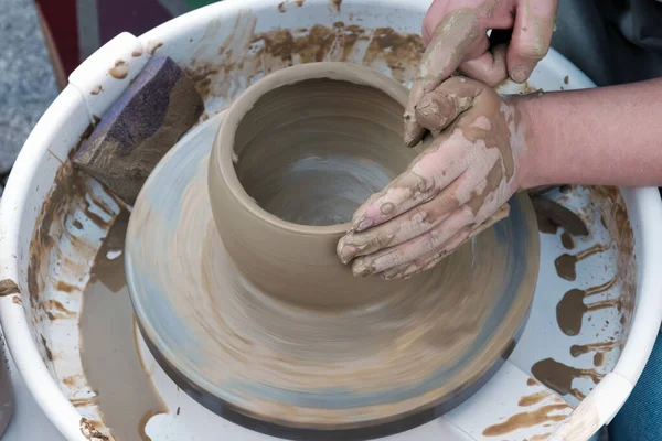 Cerca Las Manos Que Trabajan Rueda Cerámica Hacer Una Olla —  Fotos de Stock