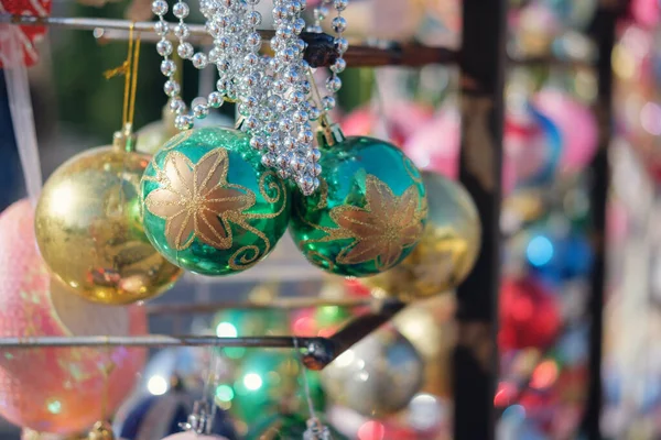 スタンド上の様々なカラフルなクリスマスボール 選択的なフォーカス — ストック写真