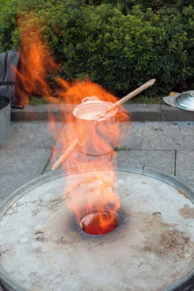 Vuurvlammen Die Uit Het Gat Van Het Metalen Vat Blazen — Stockfoto