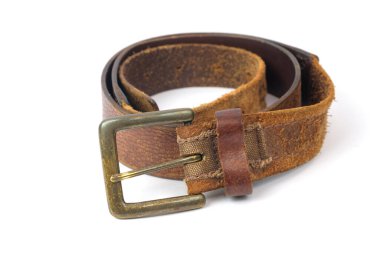 Beyaz arkaplanda izole edilmiş kahverengi deri kemer kullanılmış.