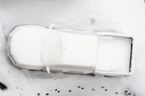 Zaparkowany Pick Samochód Pokryty Śniegiem Obfitych Opadach Śniegu Widok Góry — Zdjęcie stockowe