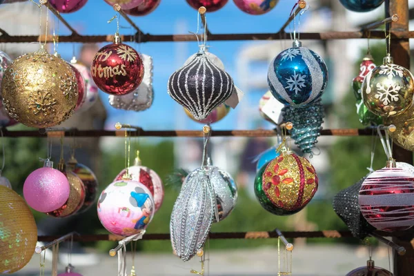 Différentes Boules Noël Colorées Sur Stand Sur Fond Flou — Photo