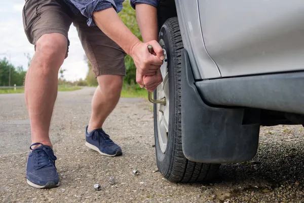 Hombre Cambiante Rueda Manos Desatornillar Pernos Neumático Coche Plano Carretera — Foto de Stock