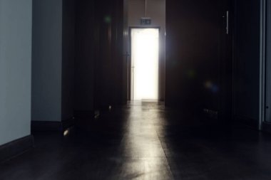 Karanlık bir koridorun sonunda parlak bir ışık belirdi.