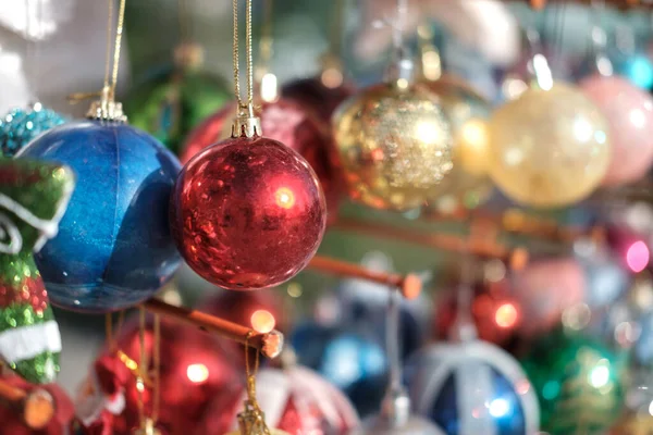 Diverse Kleurrijke Kerstballen Met Wazige Kerstballen Achtergrond Selectieve Focus — Stockfoto