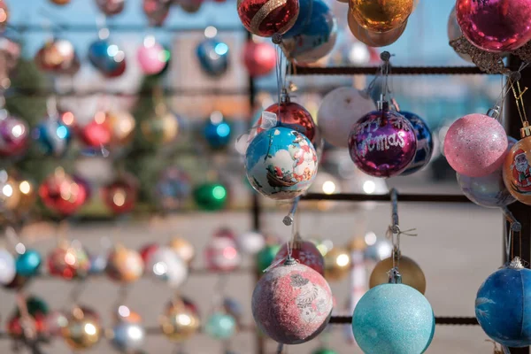 Différentes Boules Noël Colorées Sur Stand Sur Fond Flou — Photo