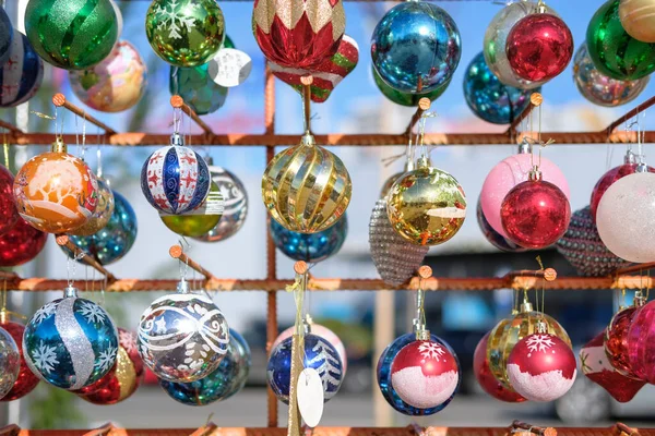 Varias Bolas Navidad Colores Soporte Sobre Fondo Borroso —  Fotos de Stock