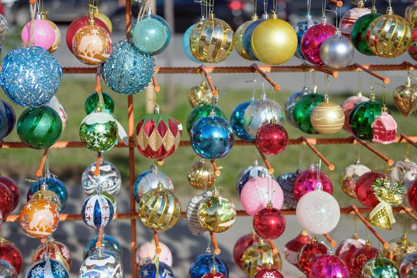 Kürsüde Bulanık Bir Arka Planda Çeşitli Renkli Noel Baloları — Stok fotoğraf