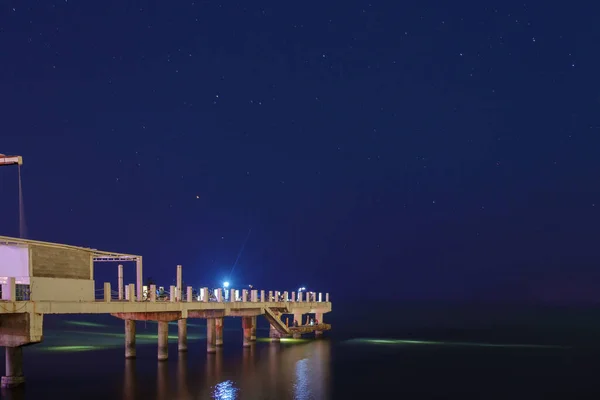 Pesca Nocturna Muelle Con Fondo Cielo Estrellado — Foto de Stock