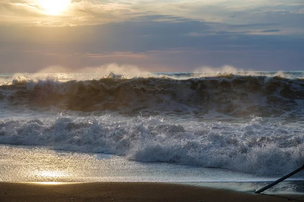 Шпионские Волны Закатном Песчаном Пляже — стоковое фото
