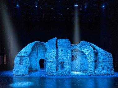 Mavi ışıklı projektörlerin sahne ışıklandırması