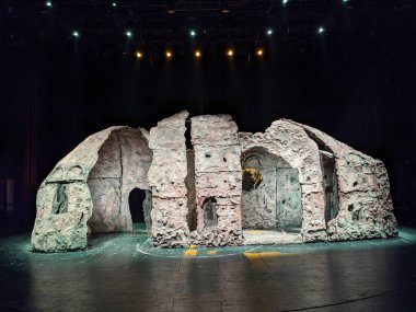 Projektörlerin tiyatro sahnesi ışıklandırması