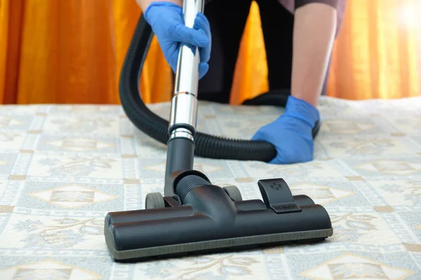 Tangan Dengan Sarung Tangan Biru Membersihkan Permukaan Lunak Dengan Vacuum — Stok Foto