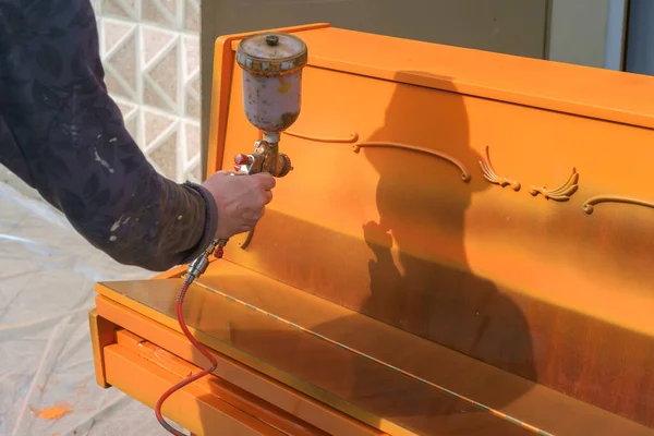 Mano Hombre Sosteniendo Una Pistola Pintura Coloreando Piano Color Naranja —  Fotos de Stock